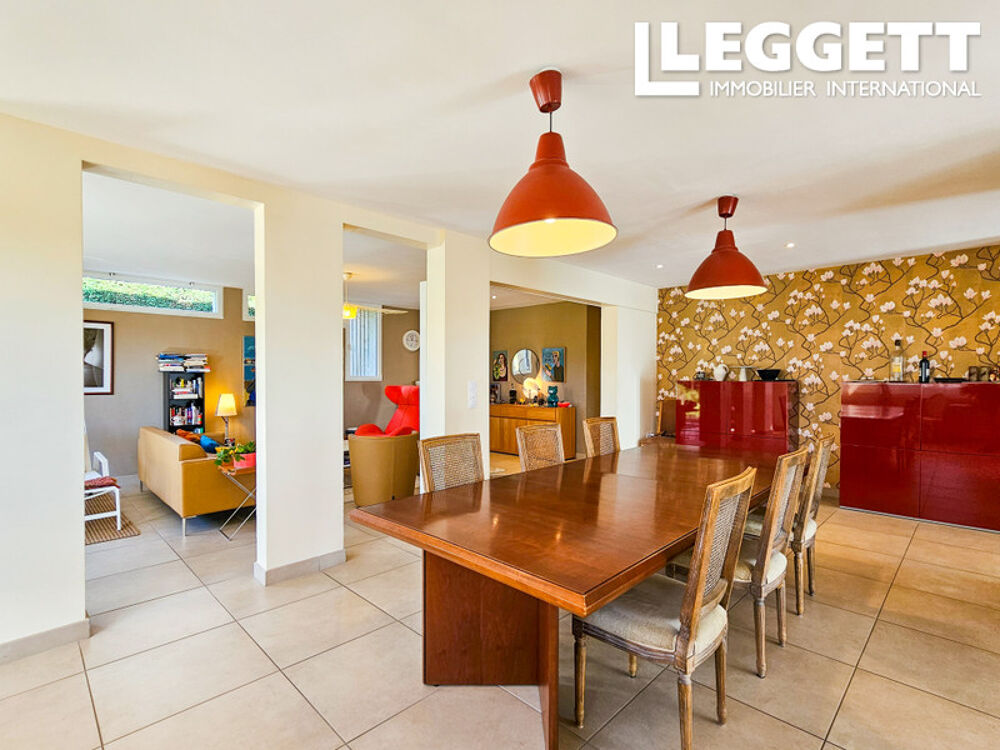 Grande propriété en centre-ville, pouvant comprendre trois logements ou une grande maison familiale.