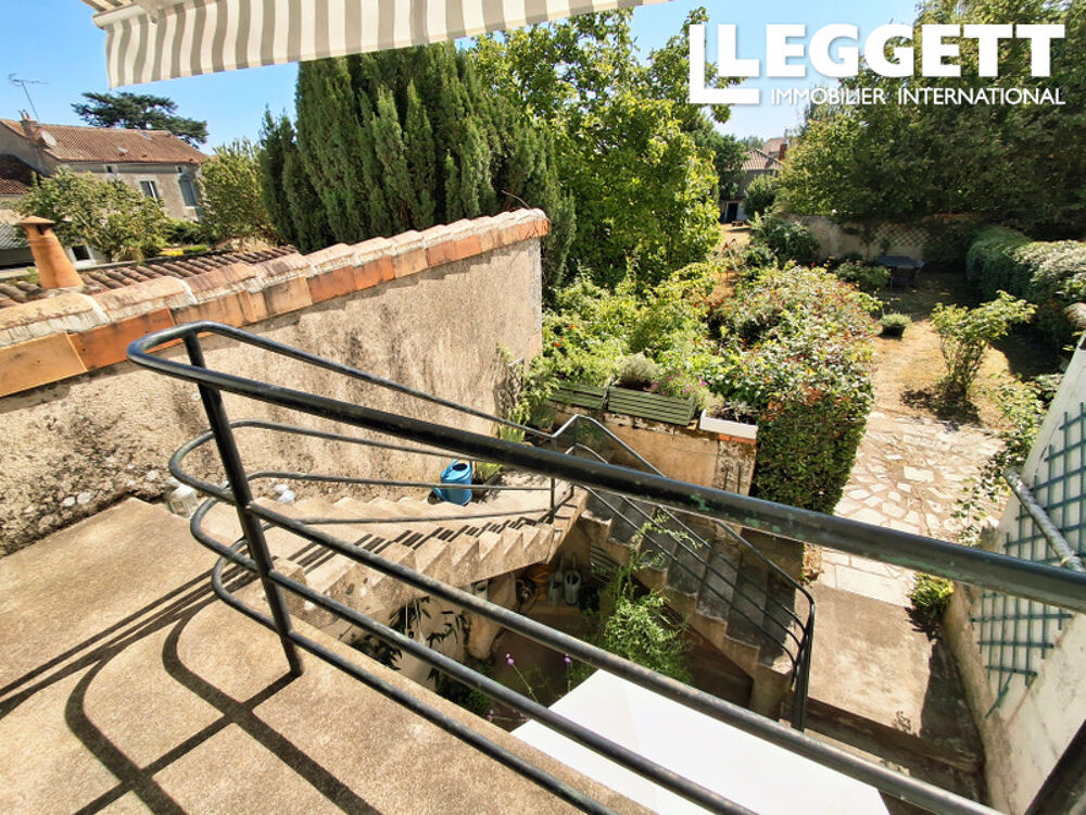 Vente Maison Maison de ville à Montbron comprenant 4 chambres, 2 salles de bains, un garage, un atelier et un grand jardin. Montbron