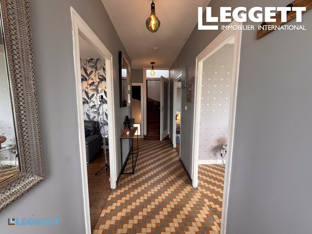 Maison individuelle rénovée avec piscine dans un hameau paisible.