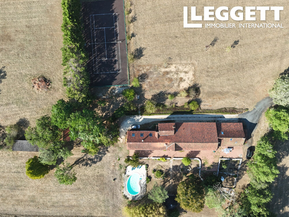En Périgord Noir, longère de charme de plus de 300 m² avec gîte, piscine, tennis et parc naturel