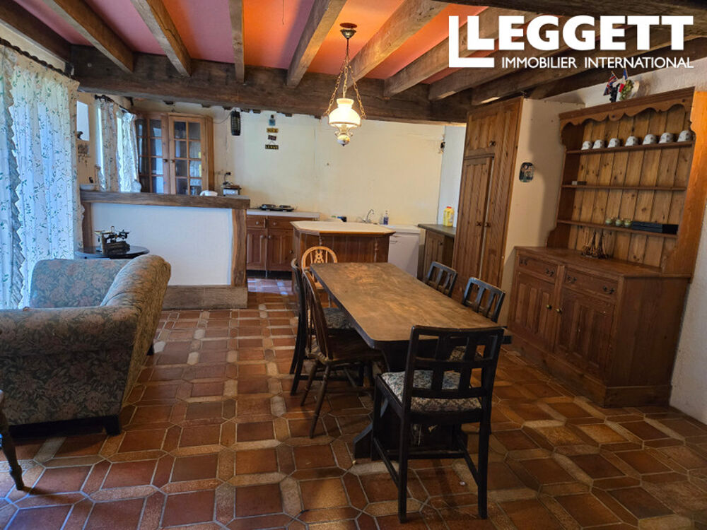 Maison de campagne en pierre pleine de charme, située dans un cadre paisible pour une rénovation complète