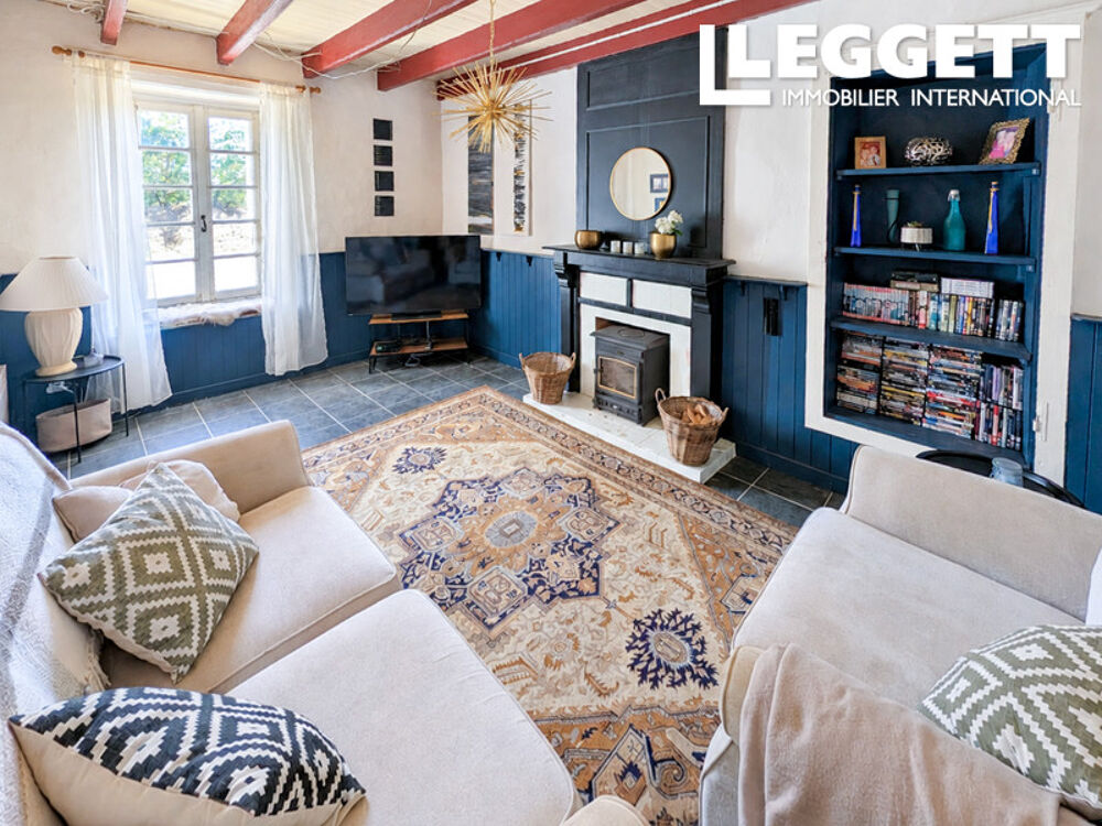 Charmante maison bretonne de 4 chambres avec dépendances, garage et terrain de 2 147 m² à Plésidy