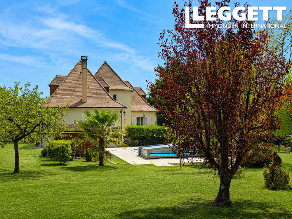 Grande maison familiale périgourdine avec piscine et parc arboré.