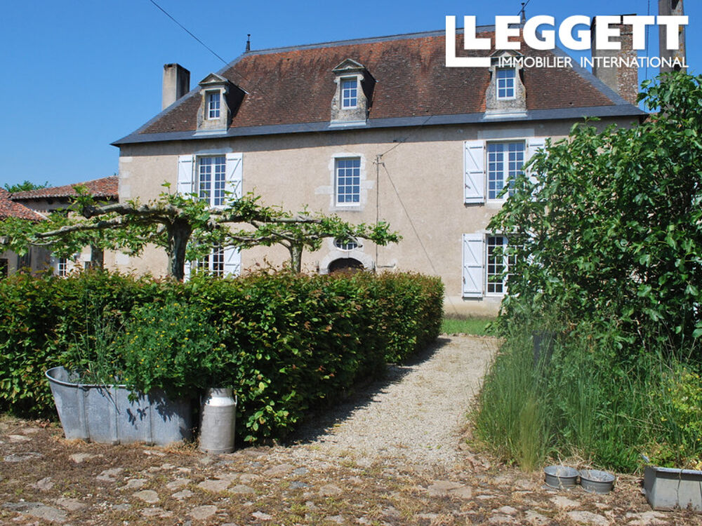 Une magnifique maison de maître rénovée du XVIIIe siècle avec gîte attenant, jardin et piscine naturelle.