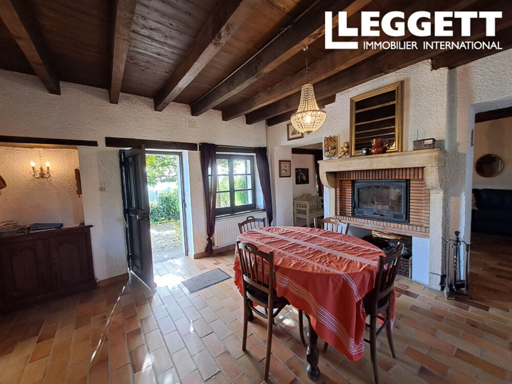 Maison d'habitation avec séjour/salon, cuisine, salle d'eau, débaras, 4 chambres dépendances, cour et jardin.
