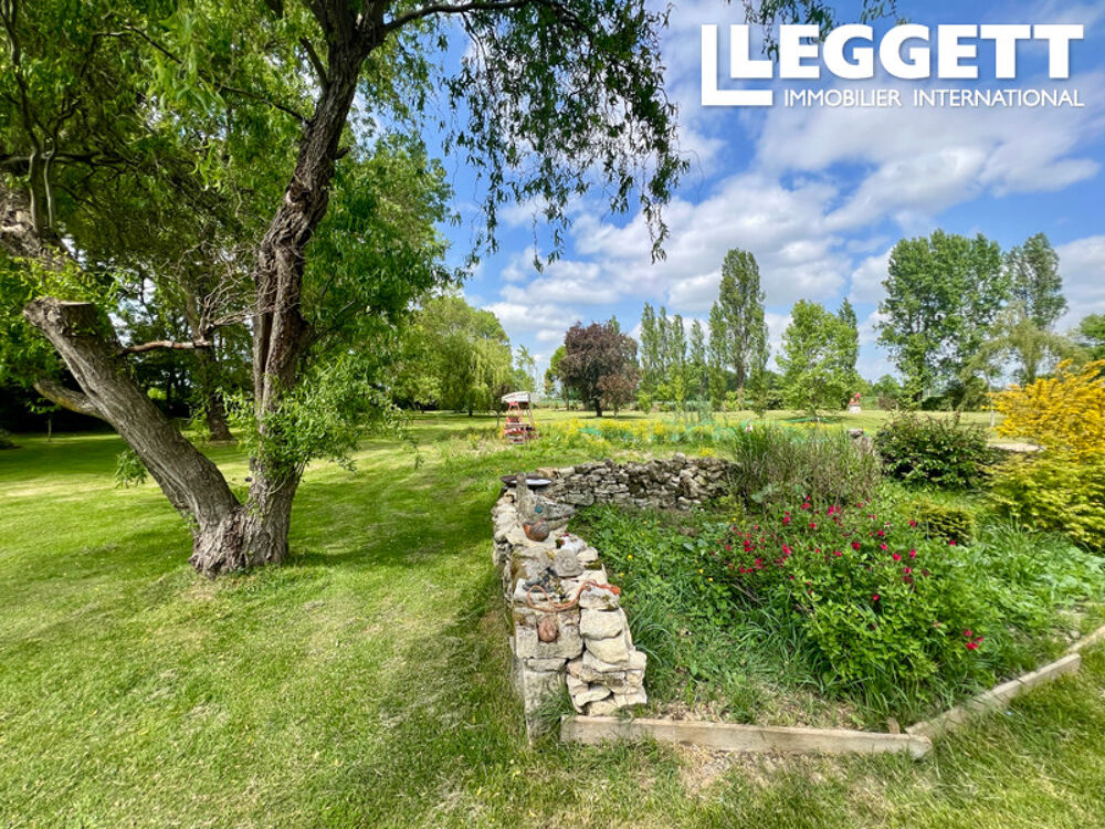Maison charentaise avec 4 chambres, terrain, piscine et garage ,vue sur la campagne, pres de St Jean D'Angely.
