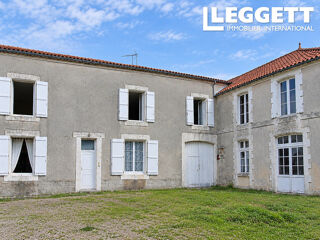 Vente Maison Belle opportunité de rénovation ! Grande propriété de 5 chambres au c?ur de Montemboeuf, en Charente. Montemb?uf