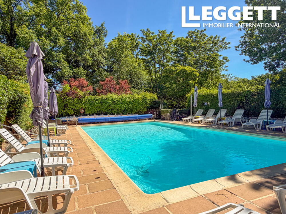 Propriété de caractère avec maison de maitre, 5 gites, piscine, 6ha, en position dominante, proche Dordogne