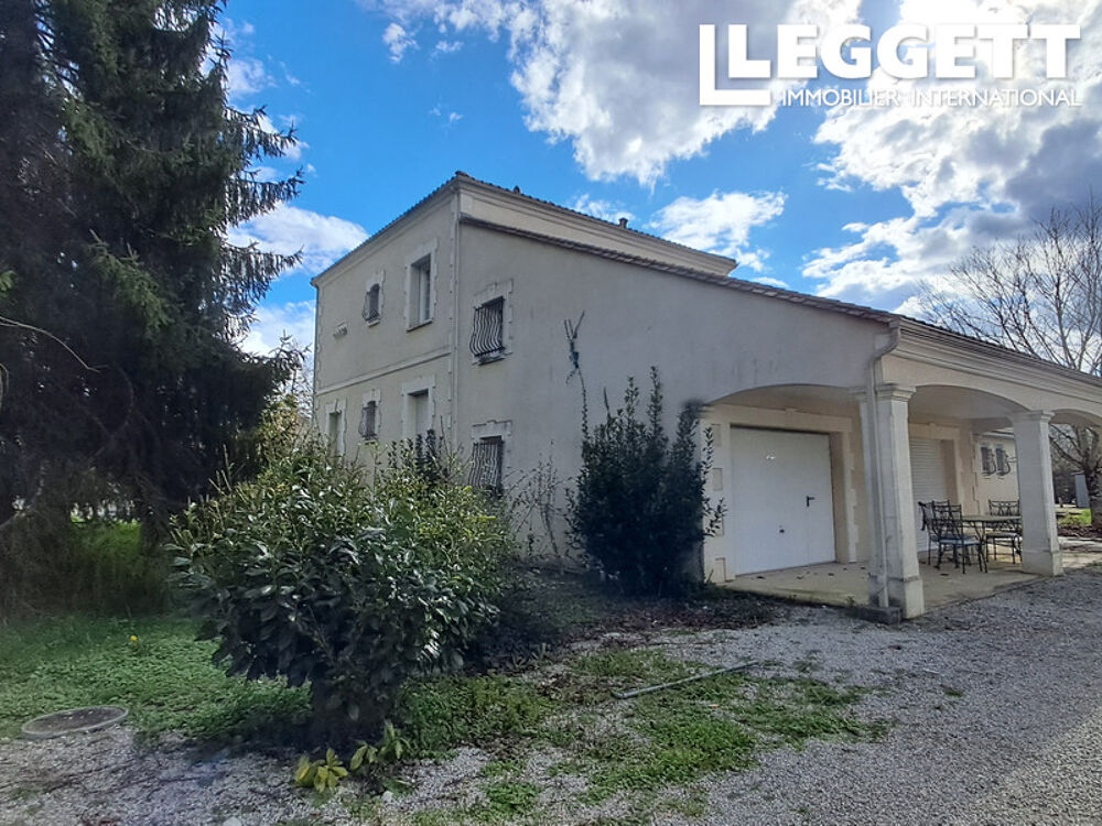 Grande propriété polyvalente avec piscine, vastes dépendances et beau potentiel en Dordogne