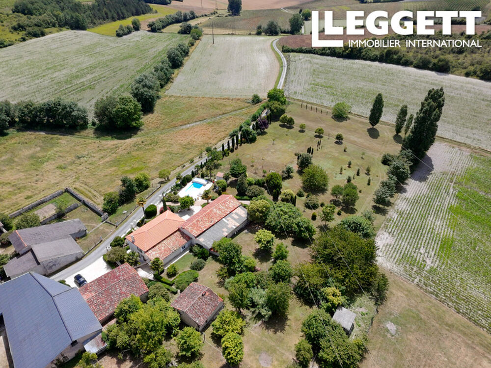 Vente Maison Charentaise rénovée avec possibilité gite indépendant, dépendances, piscine, grand terrain arboré ChÂteauneuf-sur-charente