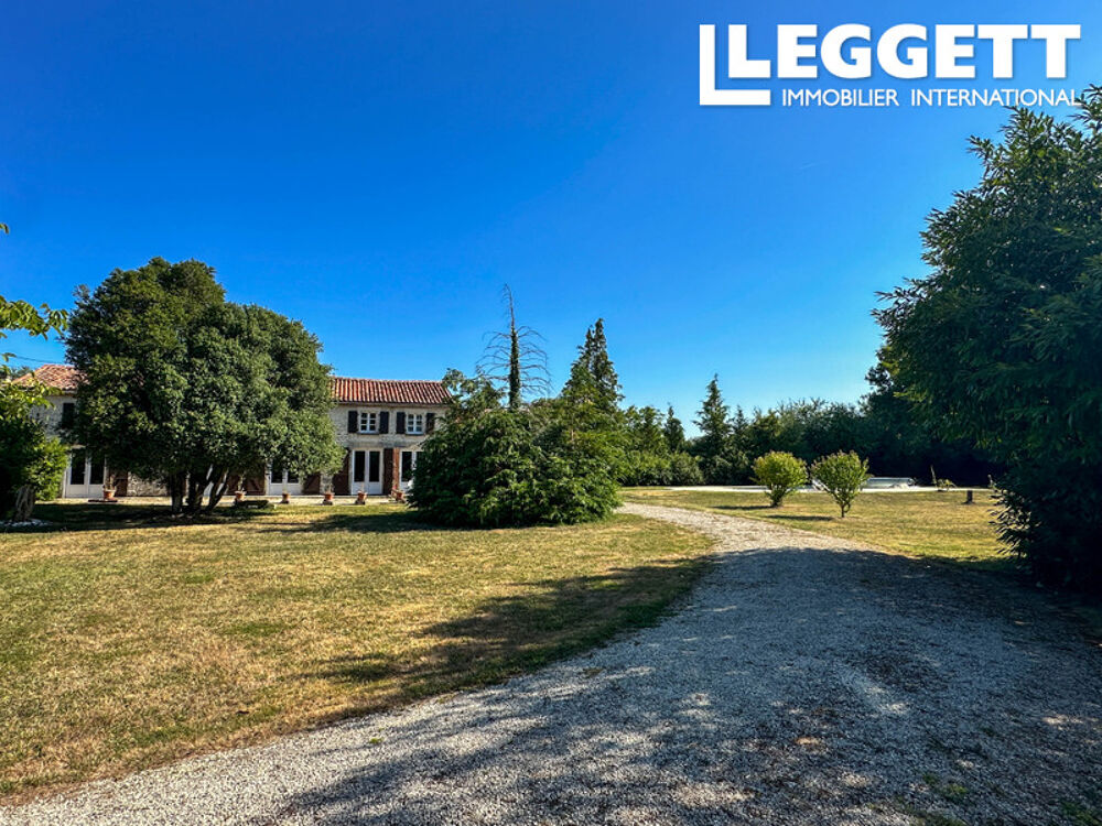 Maison en pierre avec piscine chauffée et jardins . 5 chambres, 2 salles de bains . Proche de St Jean D'Angely
