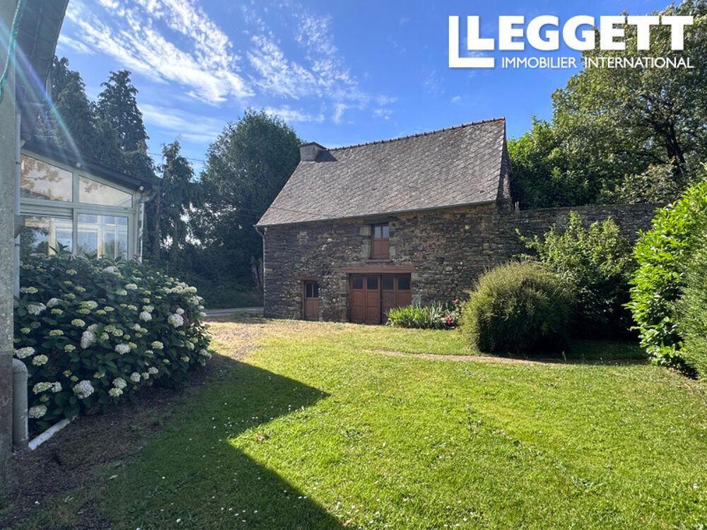 Ploermel Ensemble Immobilier Maison avec dépendance à rénover sur un terrain de 2099 m². Potentiel commercial.