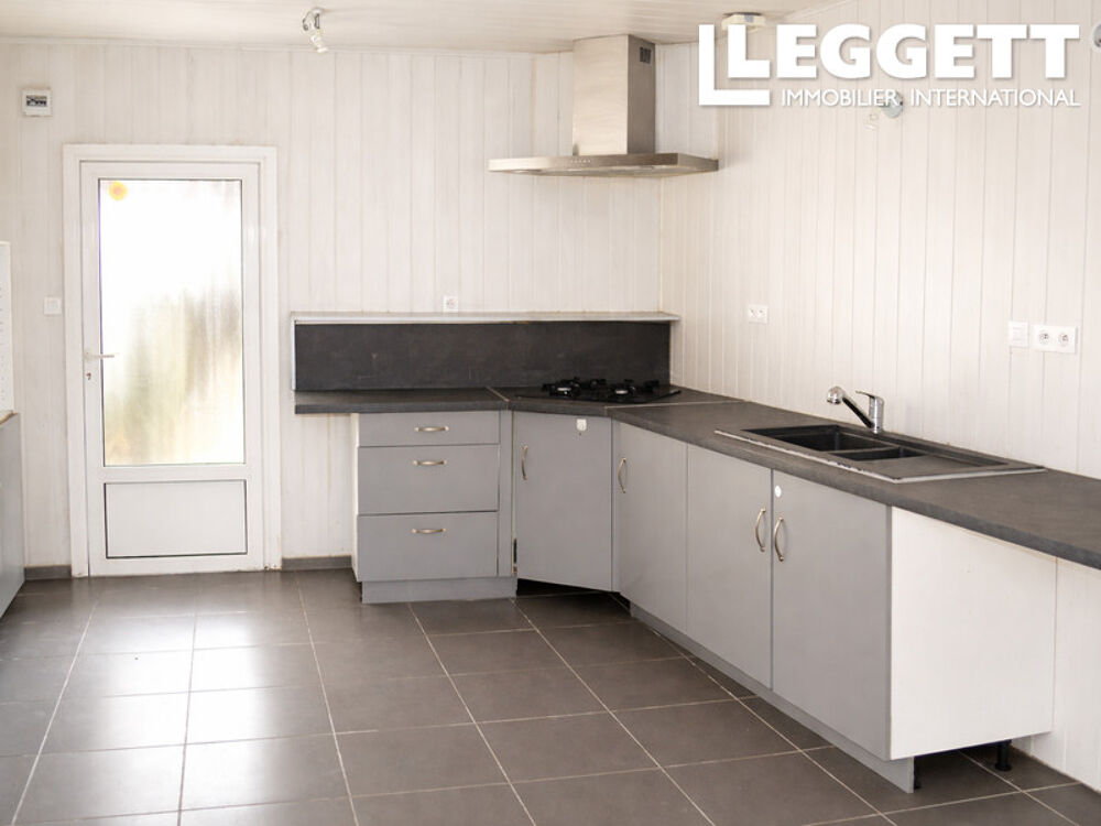 Pour investisseur ou création de gîte. Ensemble de deux maisons à rénover avec cour et garage