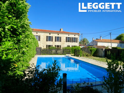 Deux maisons charentaises, jardin, piscine et dépendance avec potentiel commercial près de St Savinien. 275000 Saint-Savinien (17350)