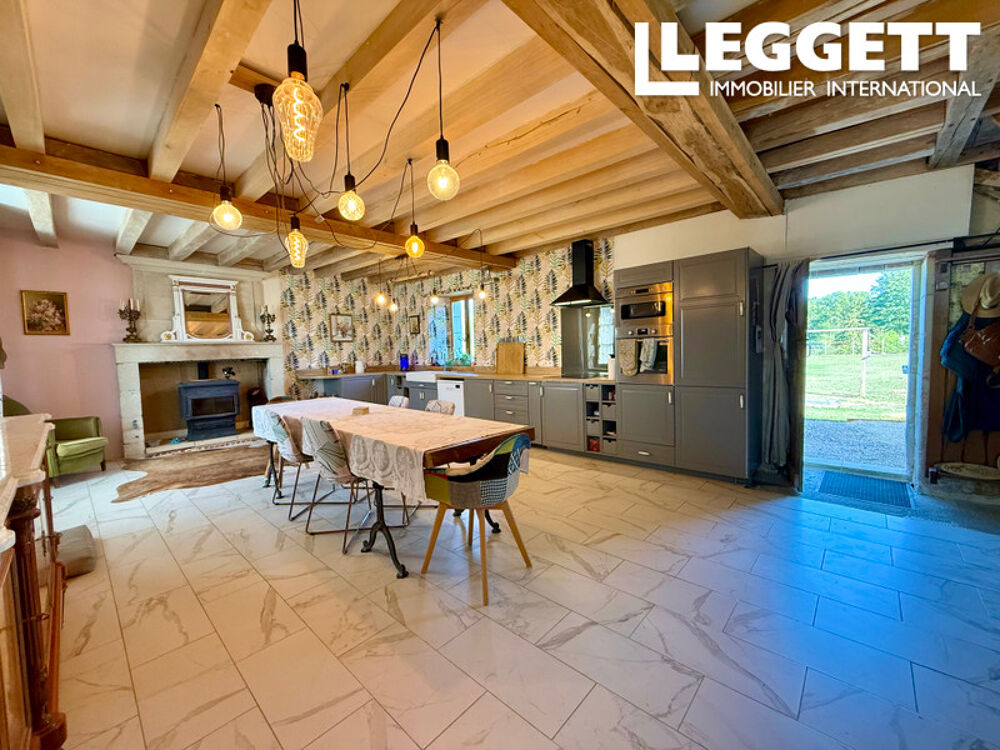 Sud Val de Loire : propriété en pierre, 160 m², 3 500 m² de terrain clos, 200 m² de dépendances, 3 chambres.