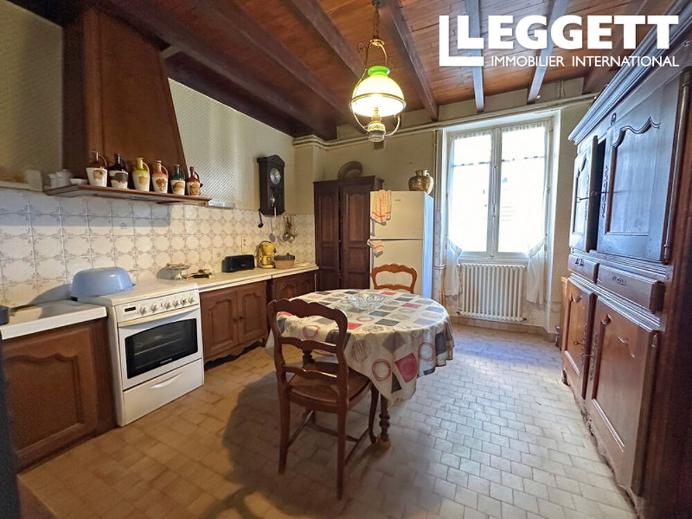 Vente Maison Grande maison de village de 4 chambres, avec grange, puits et vaste jardin arboré. Proche des commerces. Saint-sÉverin