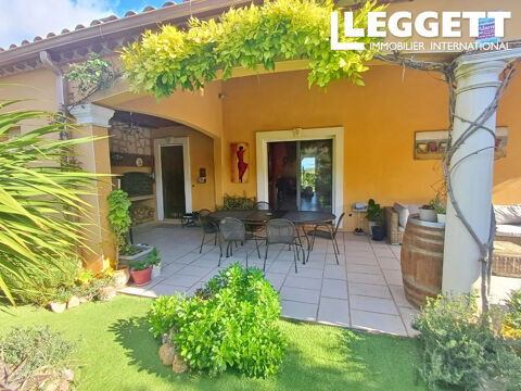   Superbe villa avec vue dégagée, 3 chambres doubles, jardins, piscine, terrasse, cuisine d'été et garage. Maison - 8 pièce(s) - 200 m²