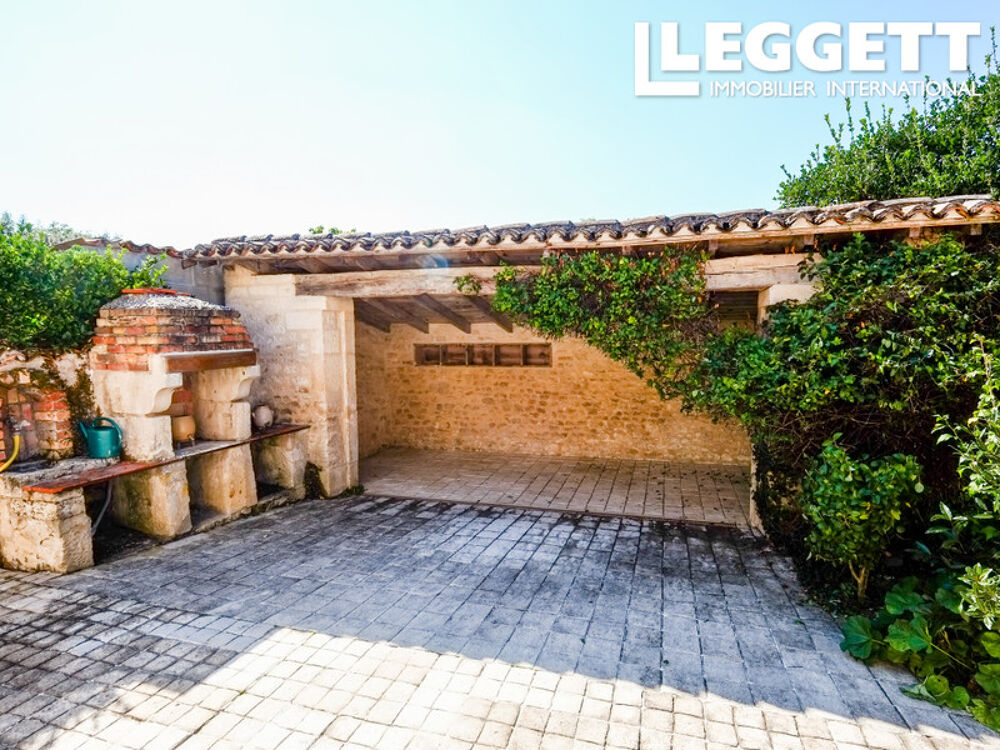 Vente Maison Longère charentaise exquise avec très grand salon et 4 chambres. Jardin. Emplacement très privé. Saint-martin-de-juillers