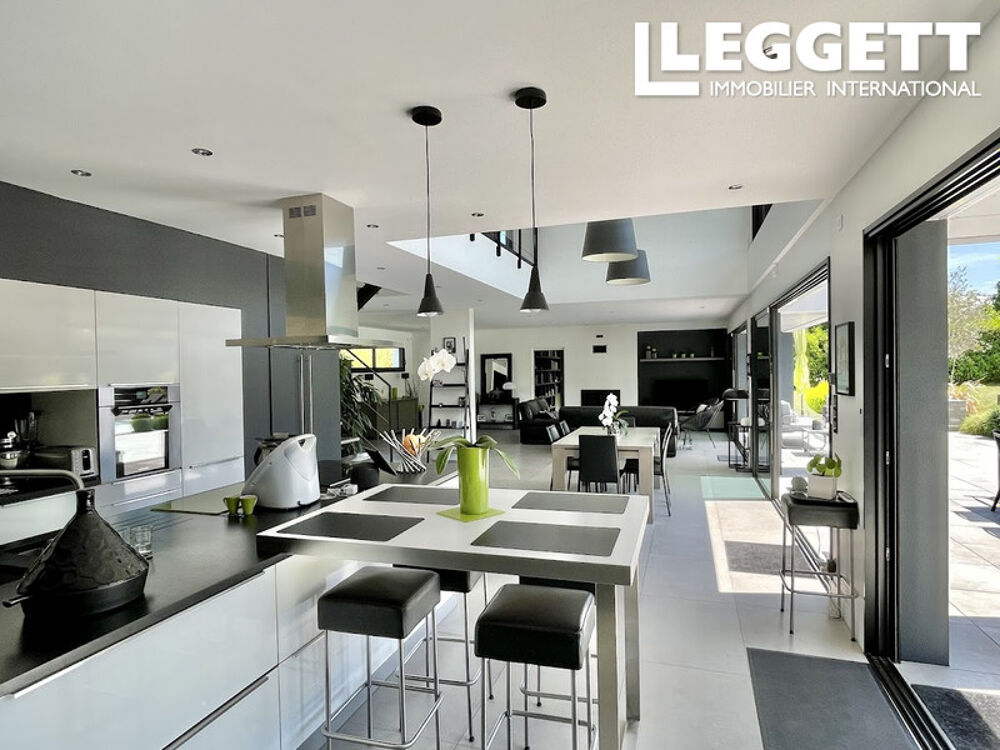 Vente Maison Superbe maison d'architecte de 265m² avec 6 chambres, deux salles de bains, piscine et terrasses. SucÉ-sur-erdre