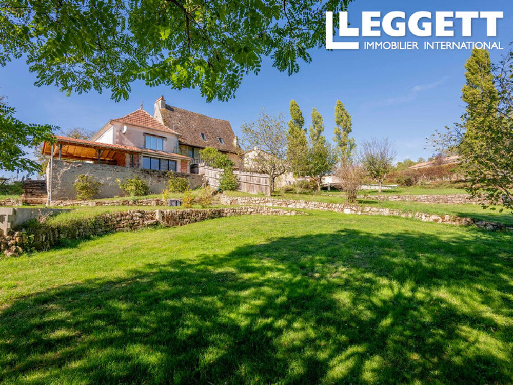Vente Maison Exceptionnelle propriété rénovée avec 3 maisons séparées, un total de 12 chambres, 8 salles de bains et un lac Saint-mÉard-de-gurÇon