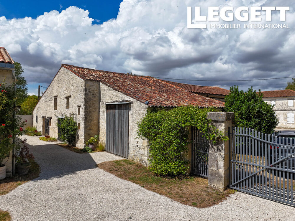 Vente Maison Belle longère charentaise rénovée : beaux volumes & charme authentique.<br />3 chambres & 3 SDE.Jardin & dependance Aumagne