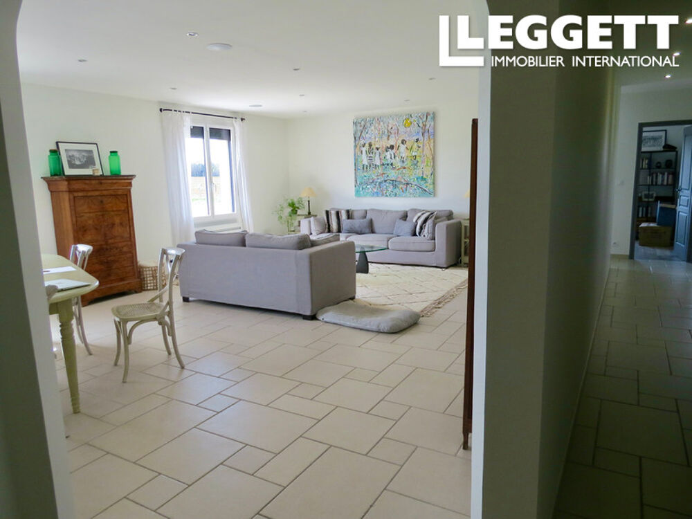 Spacieuse maison familiale de 5 chambres avec piscine et potentiel d?aménagement à proximité de St Savinien