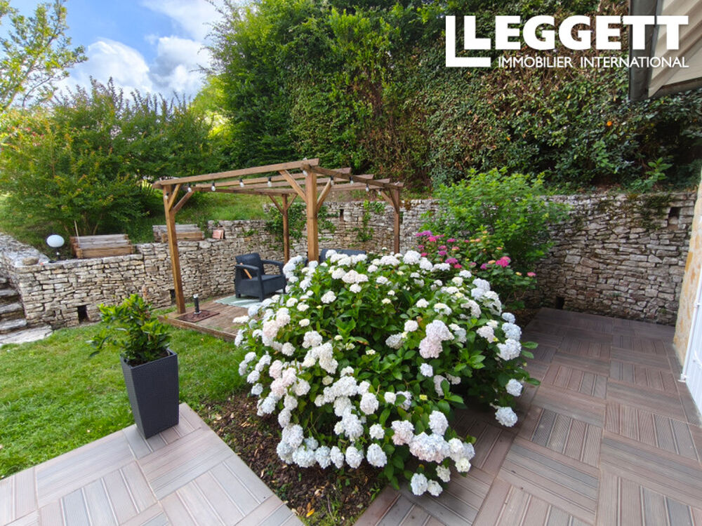 Vente Maison Maison d'habitation avec sous sol de 6 pièces dont 5 chambres , séjour , cuisine et salles de bain .<br />Piscine . Mussidan