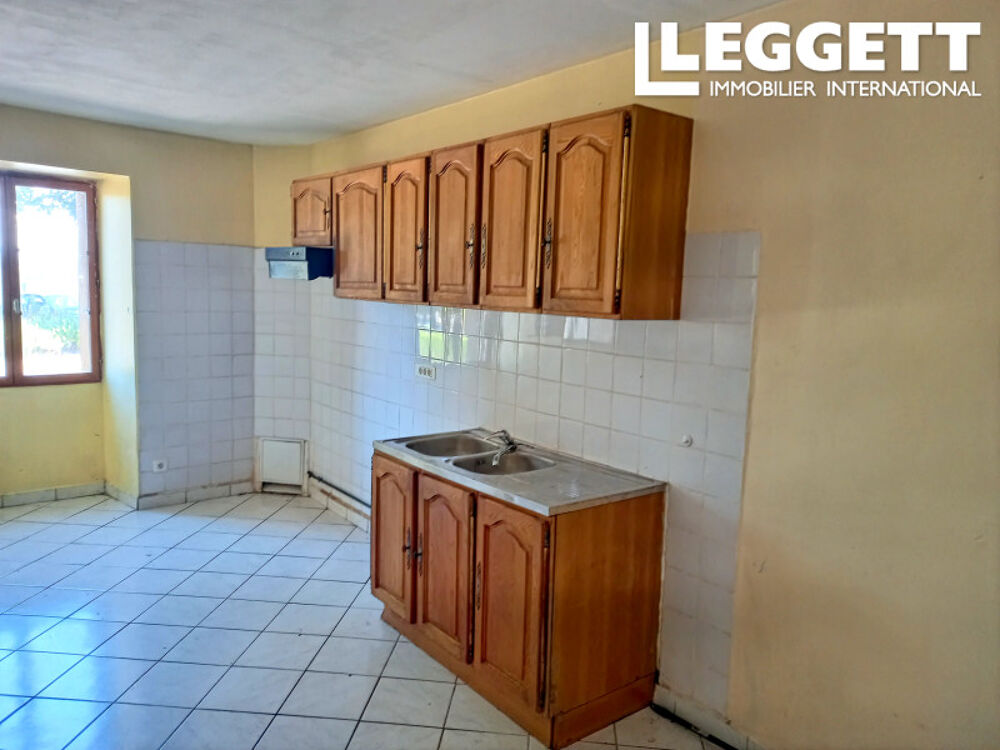 Maison de ville sur trois niveaux avec quatre chambres, cuisine/salon, salle de bain et WC 160m2