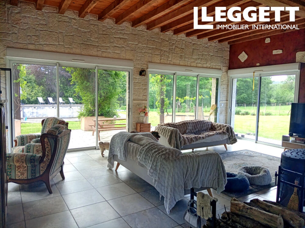 Vente Maison Propriété équestre sur presque 3 hectares, avec bois et ruisseau, maison de 4 chambres, grange et piscine. Mont-saint-jean
