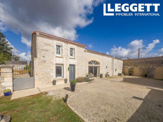 Vente Maison Brie : maison en pierre rénovée de 240 m², 4 chambres et piscine, à 10 min d?Angoulême Brie