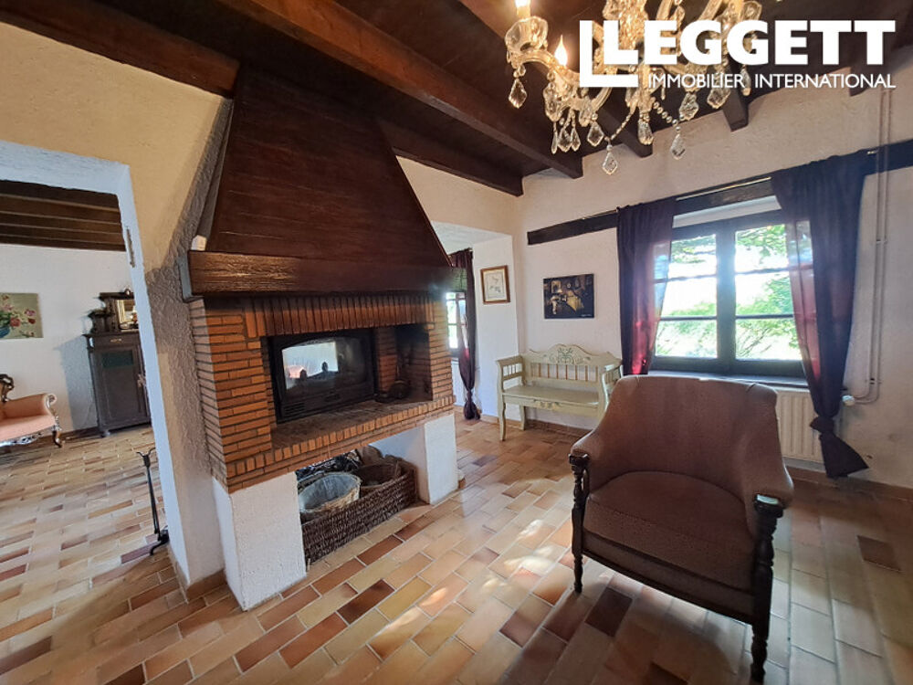 Maison d'habitation avec séjour/salon, cuisine, salle d'eau, débaras, 4 chambres dépendances, cour et jardin.