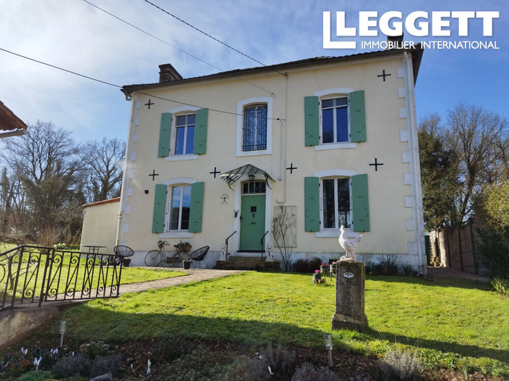 Maison individuelle offrant trois chambre , une annexe un garage, divers dépendances et jardin avec piscine.