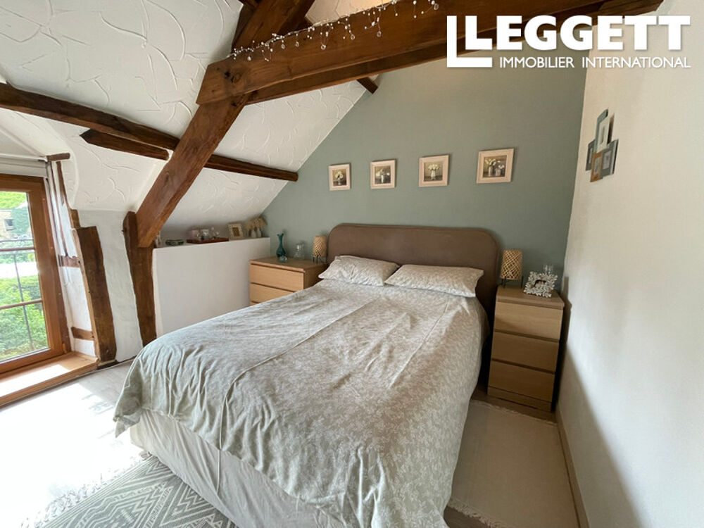 Charmante maison mitoyenne de style cottage comprenant quatre chambres et de beaux espaces extérieurs