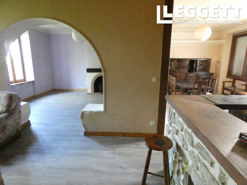 Vente Maison NEGOCIABLE ! Grande maison de village mitoyenne d'un coté à rénover avec terrasse, jardin et cave. Lapleau