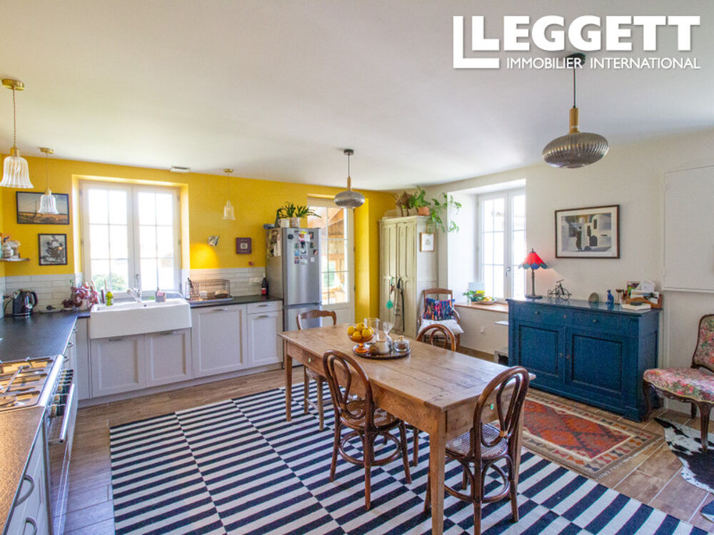 Une charmante maison de plain-pied avec deux chambres, deux salles de bains, des dépendances et un jardin près