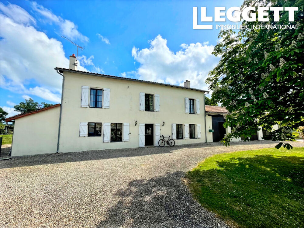 Maison de campagne de 4 chambres avec une annexe attenante de 2 chambres. Sur un terrain de 1,2 ha. Piscine