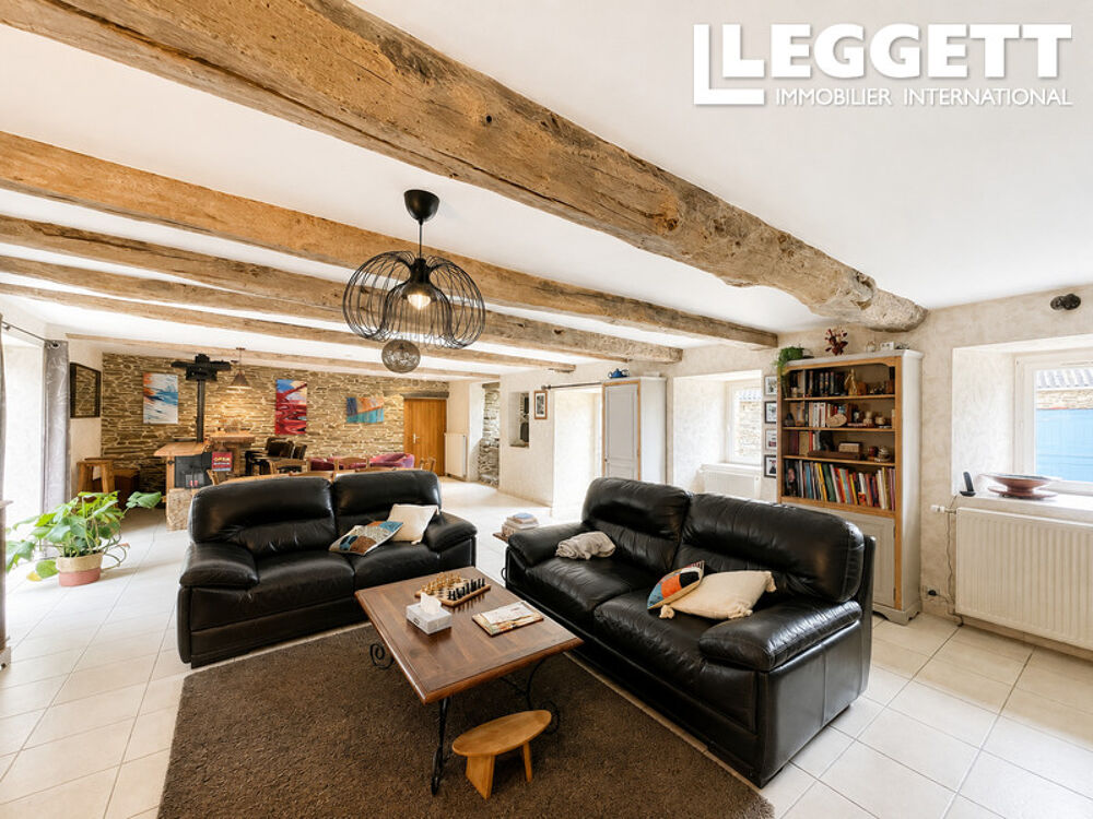 Vente Maison Située dans un hameau calme au c?ur du village, charmante maison de caractère de six chambres, MerlÉac