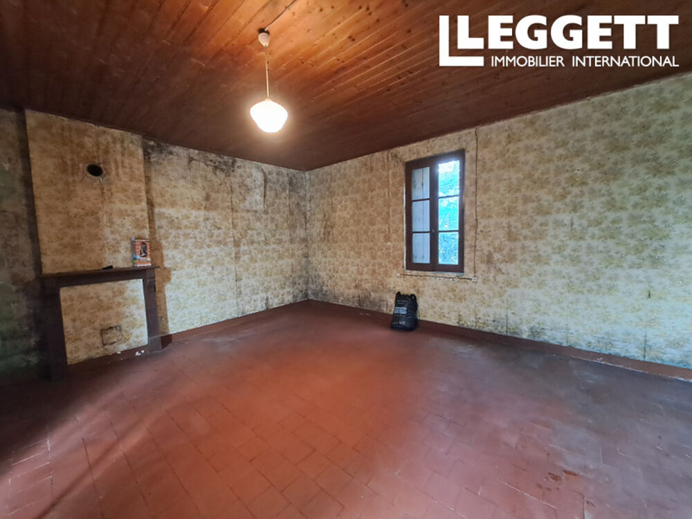 Vente Maison Corps de ferme avec maison d'habitation, grange, ecuries, cour et jardin. Puits. Grury