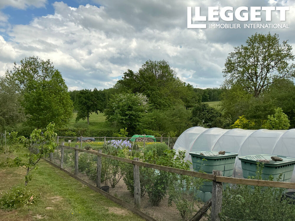 Maison confortable et rénové dans un petit hameau avec des jardins idylliques et des granges.