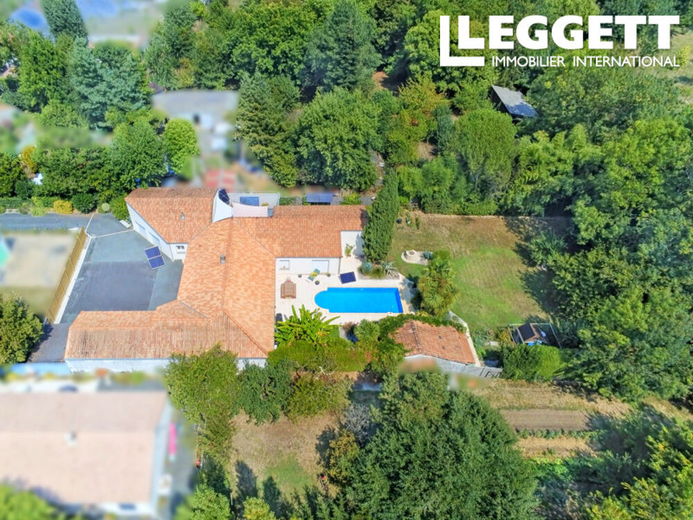 Vente Maison Plain-pied d'exception de 253 m² avec piscine, home cinéma, pool-house et parc arboré de 1 957 m². MagnÉ