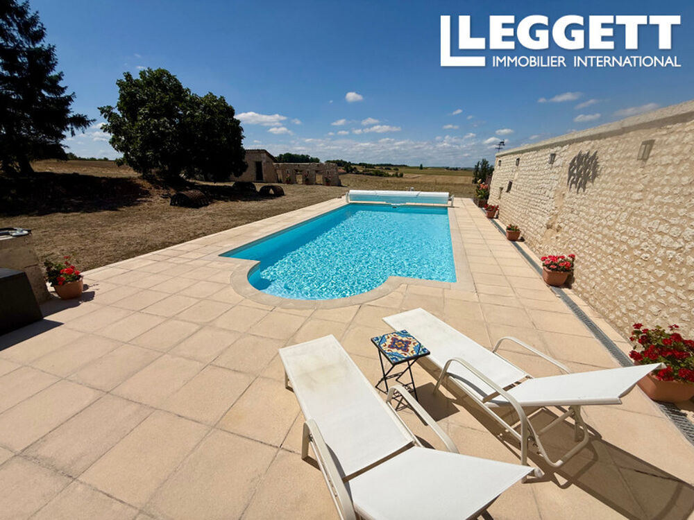 Magnifique maison charentaise rénovée. 4 ch., 3 sdb, jardin, piscine chauffée et terrasse avec vues imprenable
