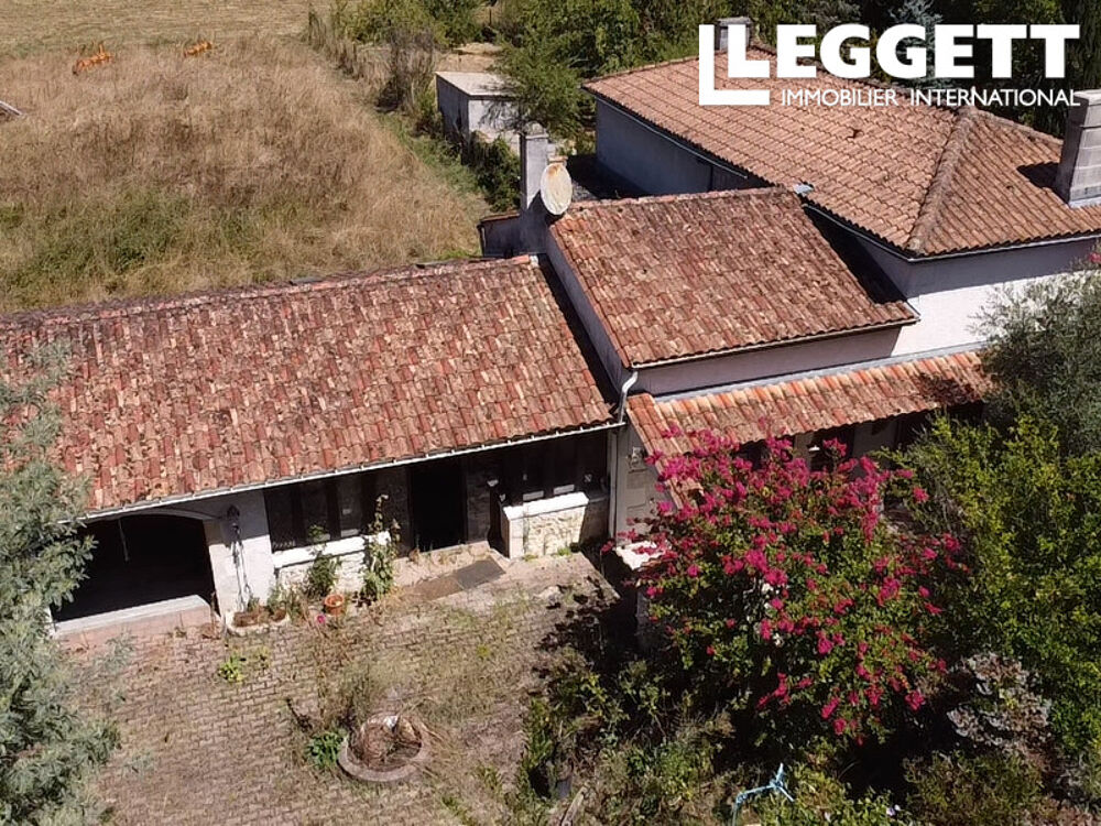 Spacieuse maison de 3 chambres avec garage, située dans un cadre paisible et grand jardin privé