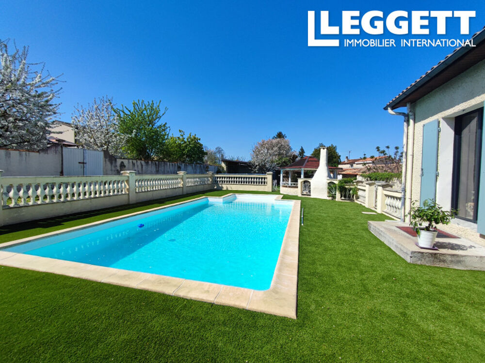 Maison familiale d'une surface de 198 m² avec une piscine 10 x 5m sur un terrain de 1792 m² sans vis-à-vis.