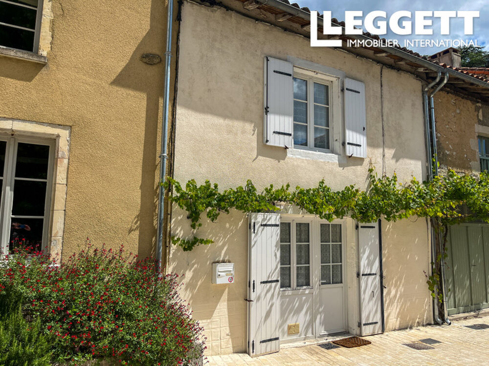 Superbe maison rénovée au c?ur de Verteuil. Jardin avec belle vue sur le château.