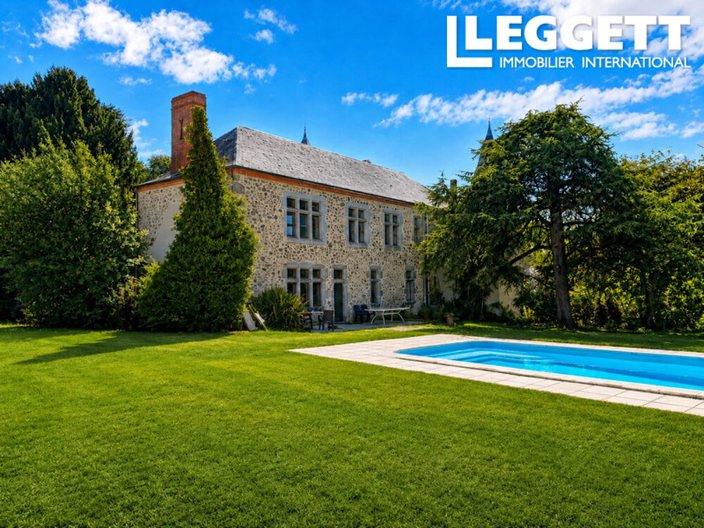 Vente Propriété/Château Le Domaine de Clisson du 14,19,20 avec gîte séparé dans le style années 50/60 avec piscine chauffée et tennis. Geay