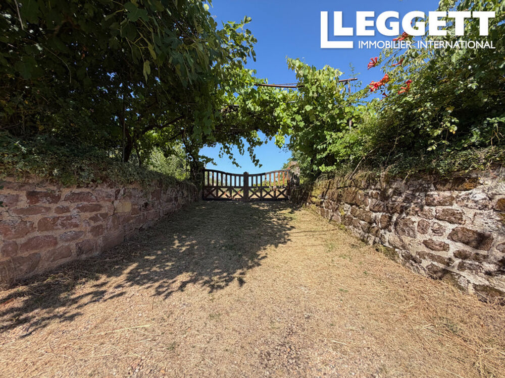 Vente Maison Charmante maison en pierres avec dépendance sur un terrain de 3 hectares, située sur les hauteurs d'Hautefort. Hautefort