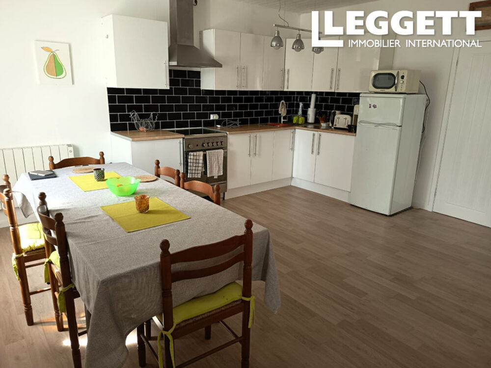 Un cottage récemment rénové se trouve dans un endroit calme et offre de belles vues sur la campagne.