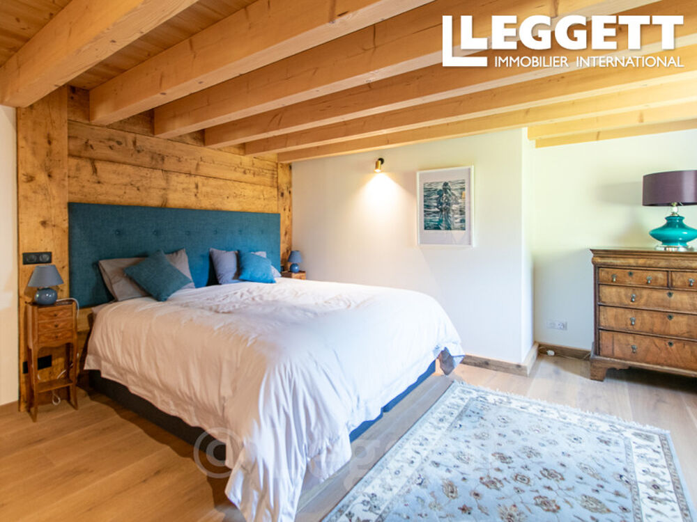 Magnifique ferme exposée plein sud, entièrement rénovée, aux volumes généreux, avec deux logements privatifs.