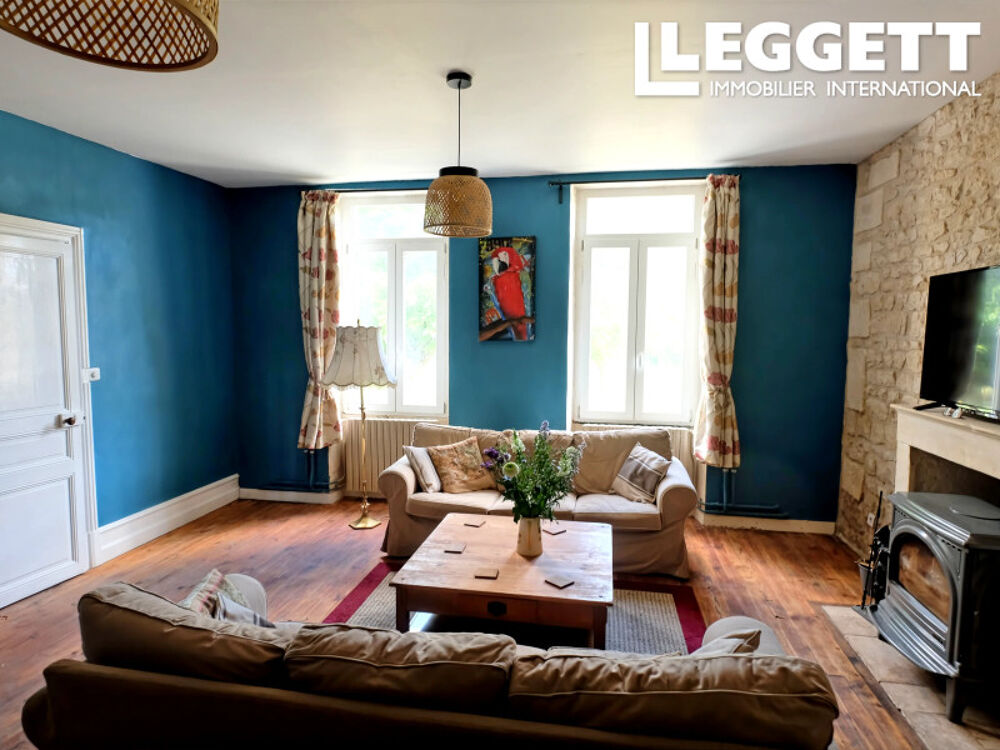 Superbe maison familiale offrant un immense potentiel, située dans un village à 10 minutes de St Jean D'Angely