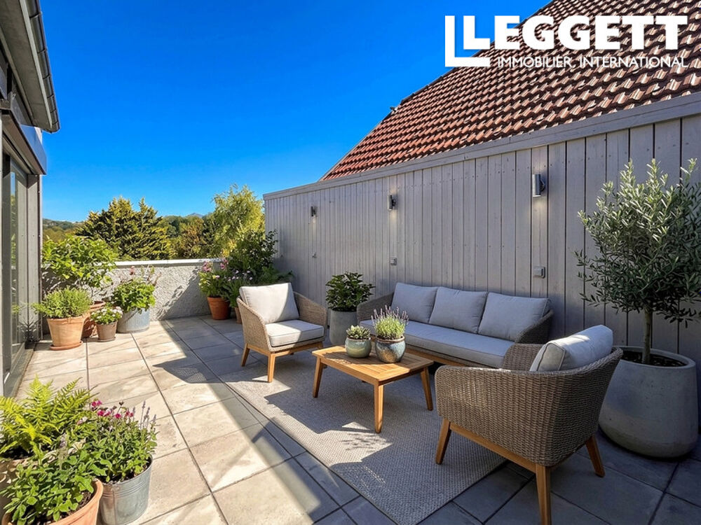 Grande maison de style loft avec garage et terrasse, située entre Annecy et Genève